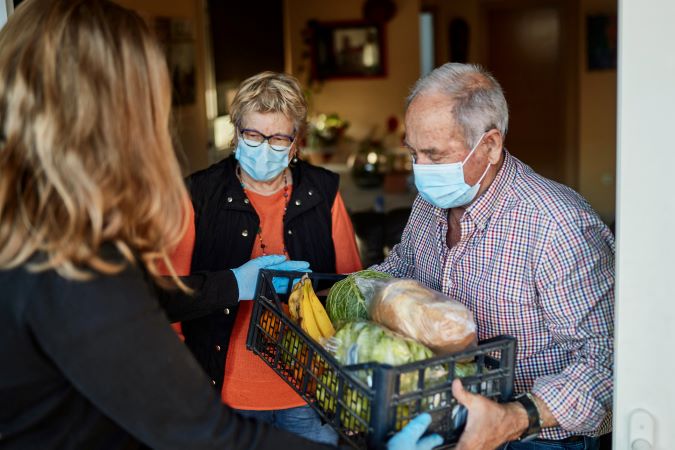 un couple âgé reçoit de la nourriture pendant la pandémie de covid-19